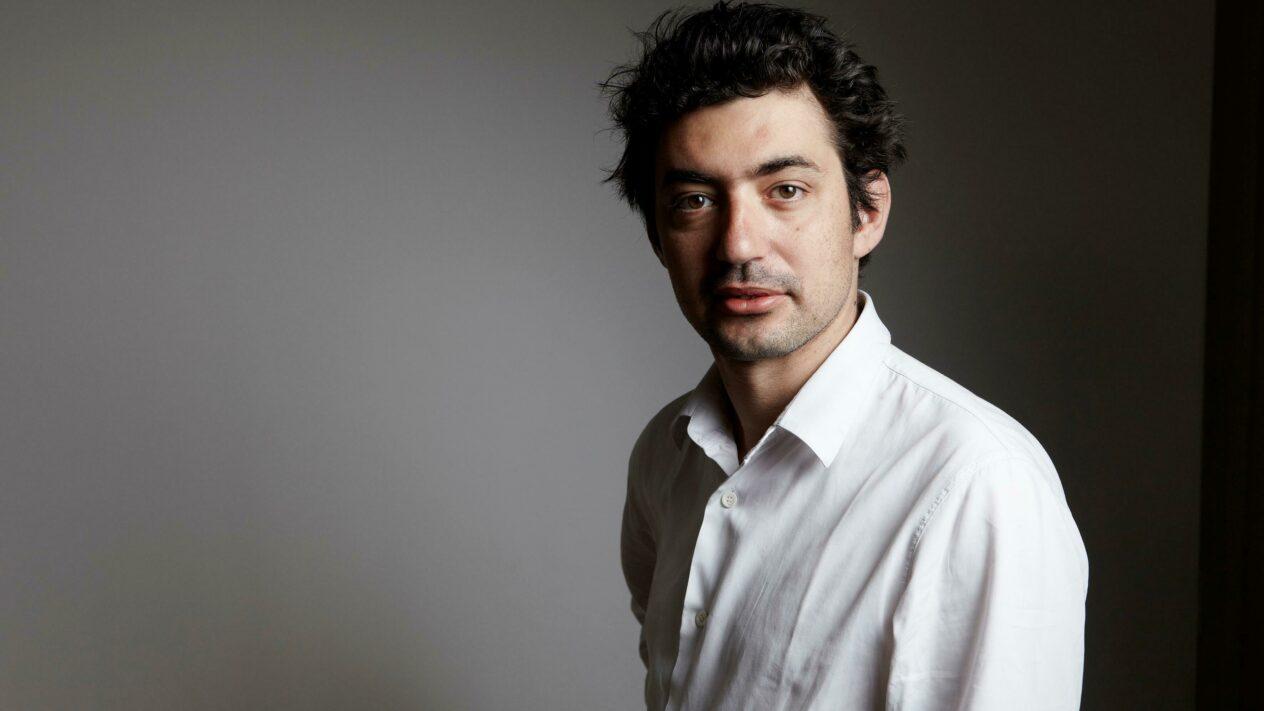 Portrait de Boris Razon, dans son appartement de Paris, le lundi 6 Mai 2013, à l'occasion de la sortie de son livre "Palladium", aux éditions Stock.